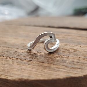Elegant Silver Tone White Enamel Wave Ring Size 3.5 R824